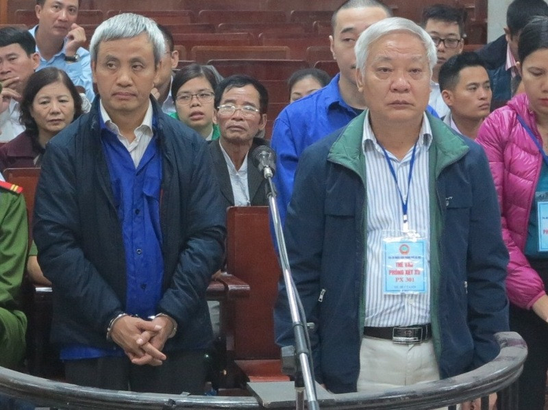 Đoàn Văn An (trái) và Tạ Bá Long (phải) tại phiên tòa