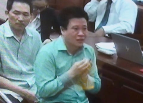 Phiên tòa của những giọt nước mắt và tranh luận pháp lý nảy lửa