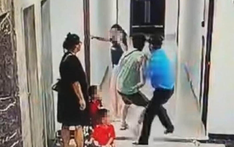 Cú đấm liên tiếp và sự hung hãn không thể biện minh nơi công cộng