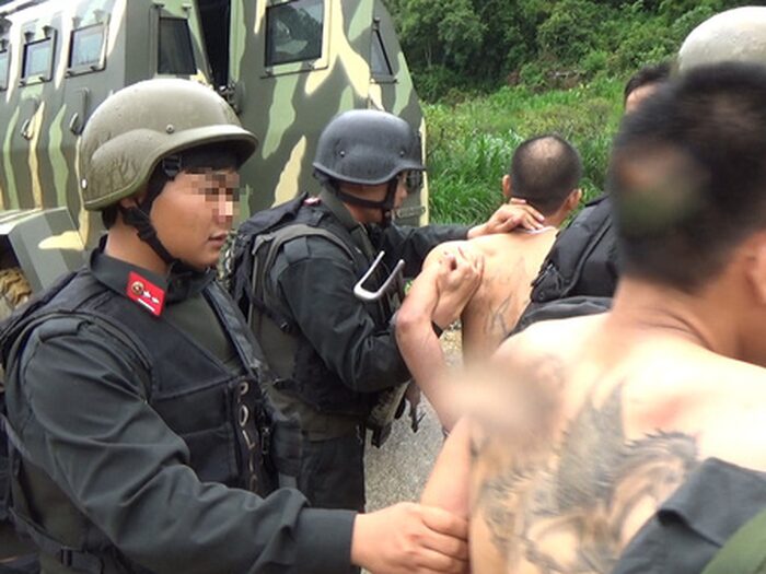 Lực lượng chức năng sử dụng xe bọc thép trong cuộc vây ráp