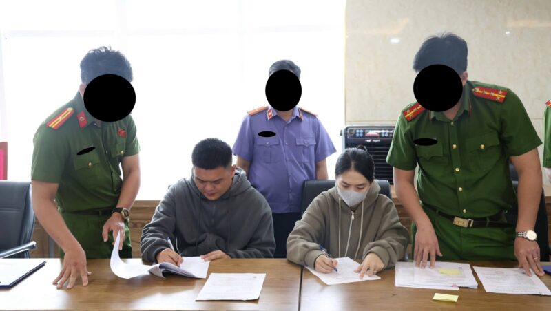 Chân dung Nguyễn Tấn Hiền (trái) và Đỗ Thị Thùy Trang (phải), 2 đối tượng sản xuất rong biển giả Dana Food tại cơ quan chức năng