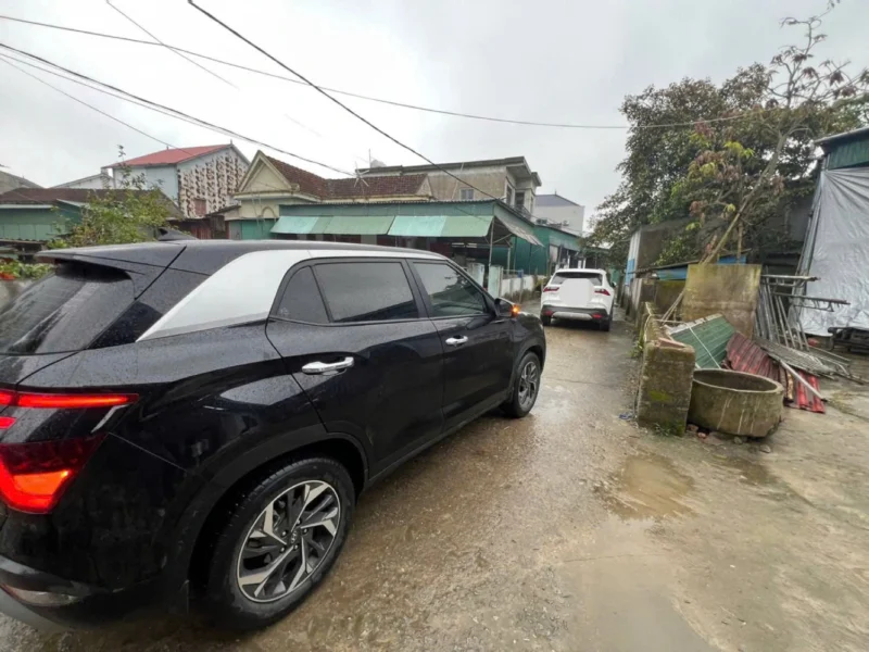 Hiện trường tài xế Nguyễn Viết Linh đậu xe khóa đầu, khóa đuôi xe người khác ở Hà Tĩnh