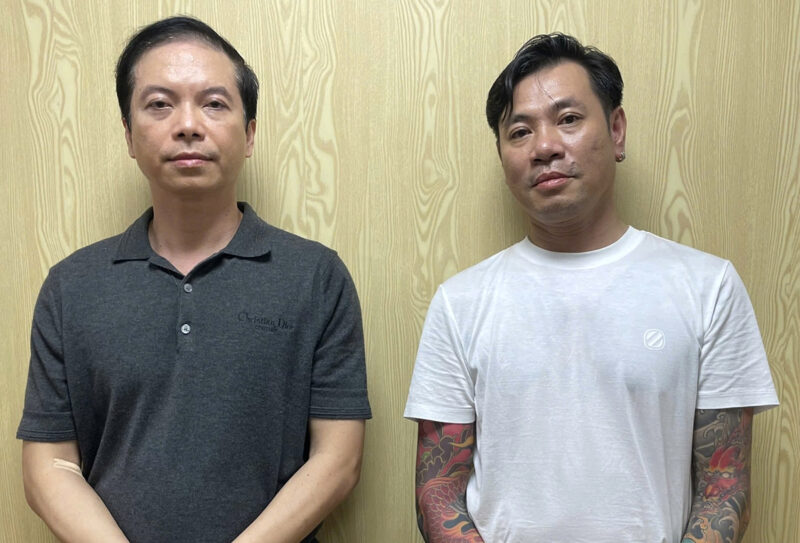 Mã Thanh (trái) và Ngô Duy Đông (phải), tài xế Bentley và bạn đuổi đánh người khác khi xảy ra va chạm