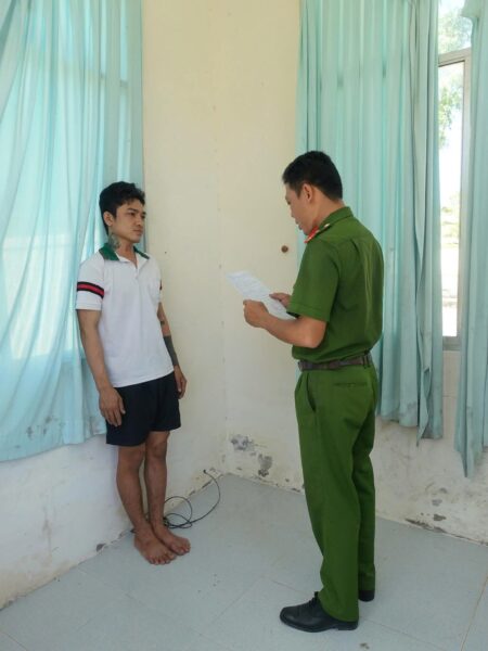 Nguyễn Văn Nùng, thanh niên dùng dao đâm bạn gái trọng thương, đâm người can ngăn tử vong tại cơ quan chức năng Nguyễn Văn Nùng, thanh niên dùng dao đâm bạn gái trọng thương, đâm người can ngăn tử vong tại cơ quan chức năng