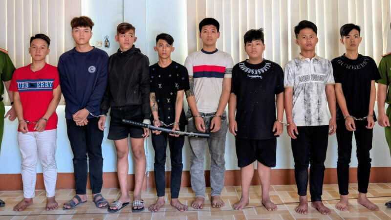 Nhóm thanh thiếu niên mang hung khí chặn đường, cướp tài sản