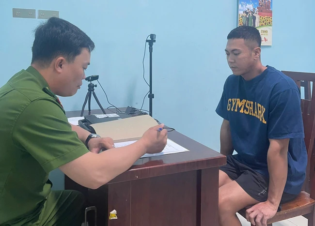 Trương Nguyên Huy (người đánh tới tấp nữ nhân viên giao hàng) tại cơ quan chức năng