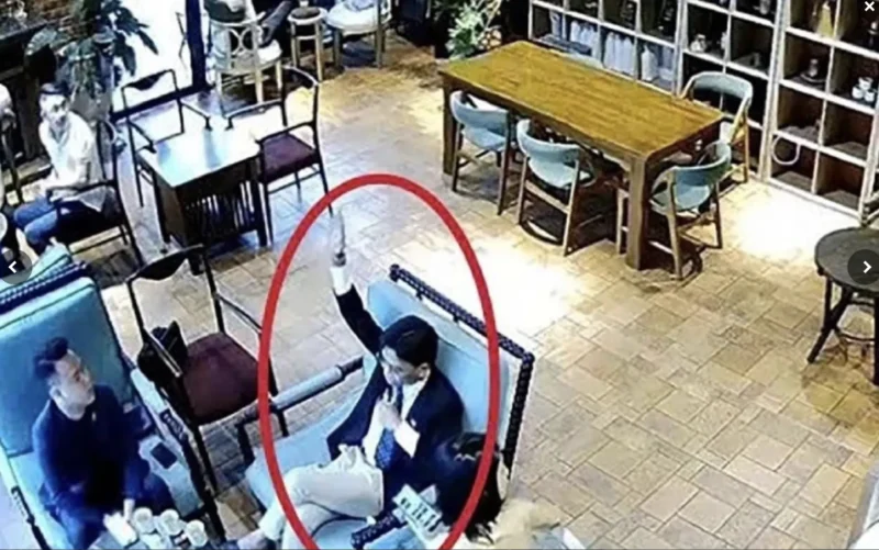 Camera ghi lại cảnh tổng tài Nguyễn Văn Thiên ra lệnh cho đồng bọn đánh nhân viên quán cafe Camera ghi lại cảnh tổng tài Nguyễn Văn Thiên ra lệnh cho đồng bọn đánh nhân viên quán cafe