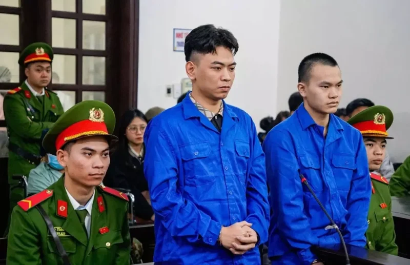 tổng tài Nguyễn Văn Thiên (trái) và đồng phạm tại phiên tòa tổng tài Nguyễn Văn Thiên (trái) và đồng phạm tại phiên tòa