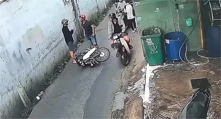 Vụ việc được camera ghi lại, gây bức xúc Vụ việc được camera ghi lại, gây bức xúc