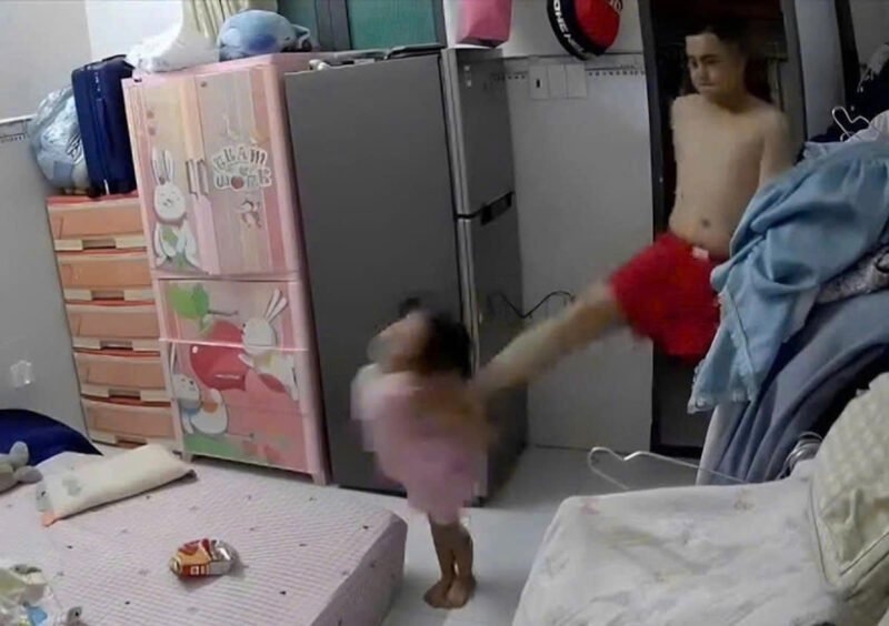 Ảnh hai từ vụ việc ghi lại cảnh bé gái 3 tuổi bị cha dượng hành hạ